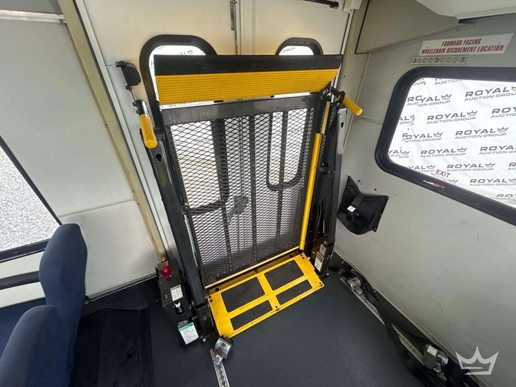 2017-ford-e450-image-12
