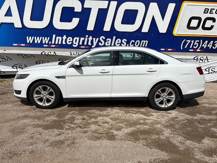 #2643-•-2015-ford-taurus-sedan-image-2