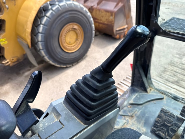 2019-caterpillar-352f-image-87
