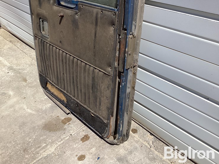 kenworth-front-passenger-side-bottom-latch-door-image-11