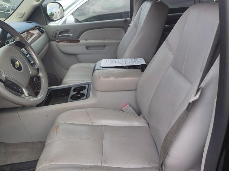 2012-chevrolet-suburban-image-6