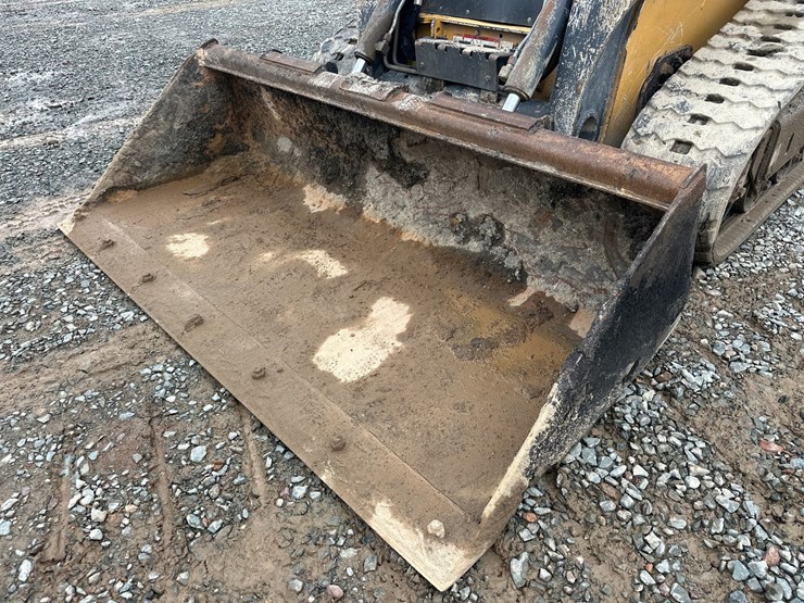 deere-323e-image-33