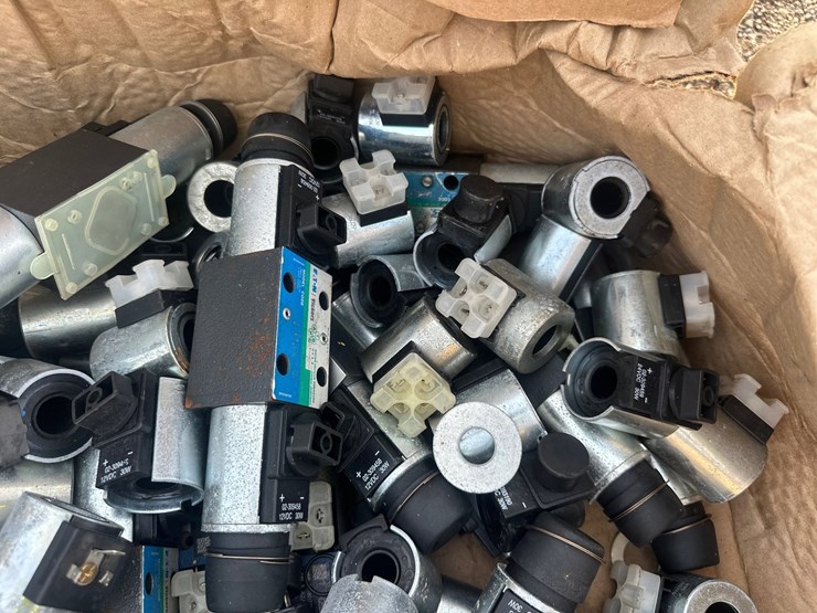 #2708-•-misc-eaton-parts-and-plugs-image-7