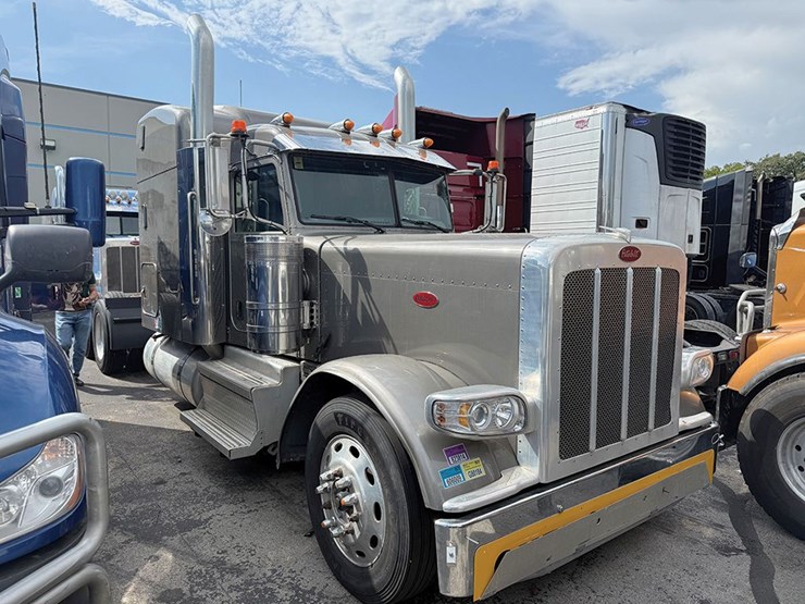 2022-peterbilt-389-image-1