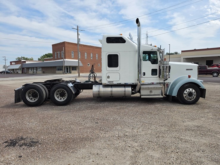 2007-kenworth-w900-image-22