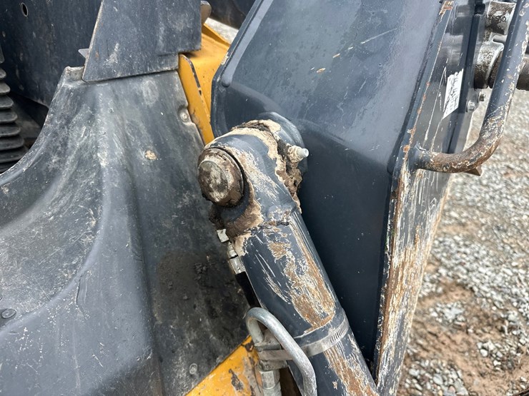 deere-323e-image-28