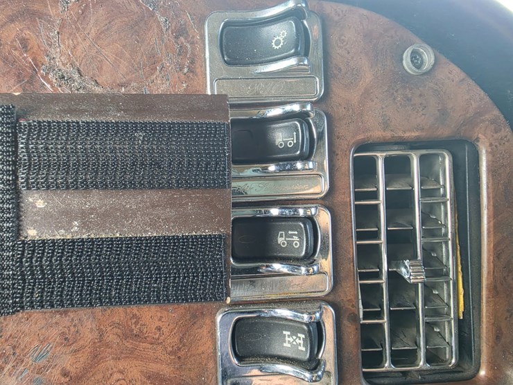 2005-peterbilt-379-image-60