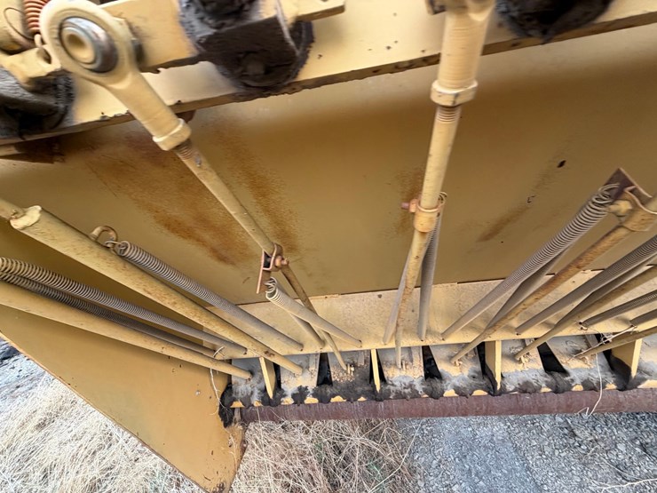 #2526-•-etnyre-chip-seal-machine-image-37