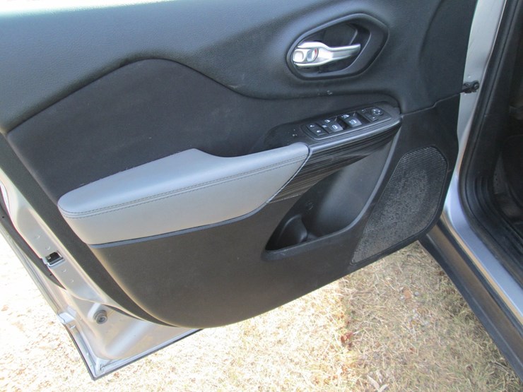2014-jeep-cherokee-image-23
