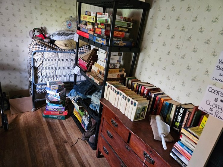 #8001-•-live-on-the-ground-house-hold-items-image-39