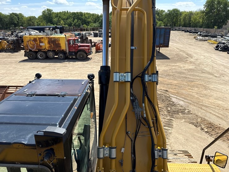 2019-caterpillar-352f-image-36