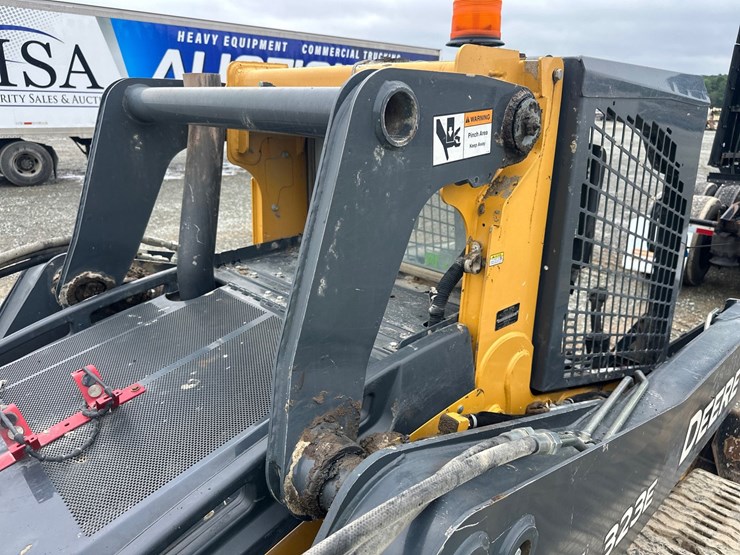 deere-323e-image-12