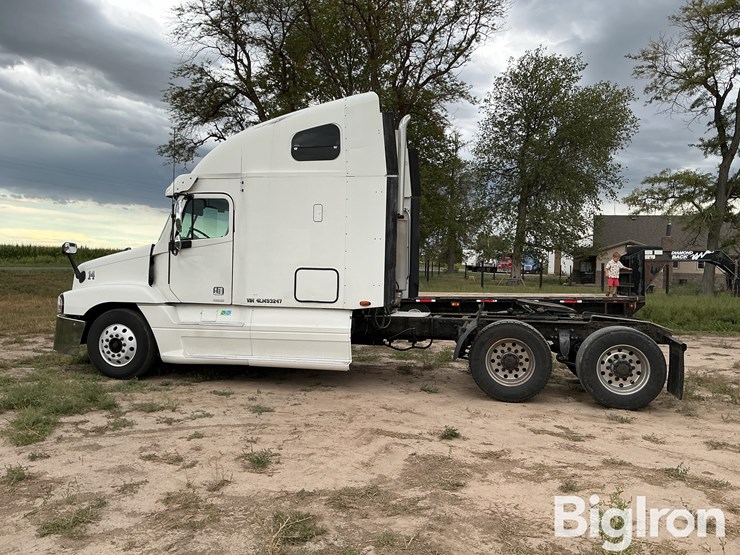 2004-freightliner-century-120-image-8