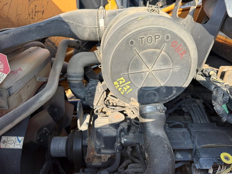#2486-•-2015-case-570nep-skip-loader-image-71