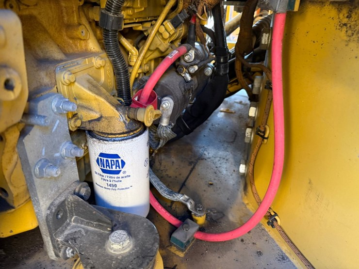2015-caterpillar-cb66b-image-84