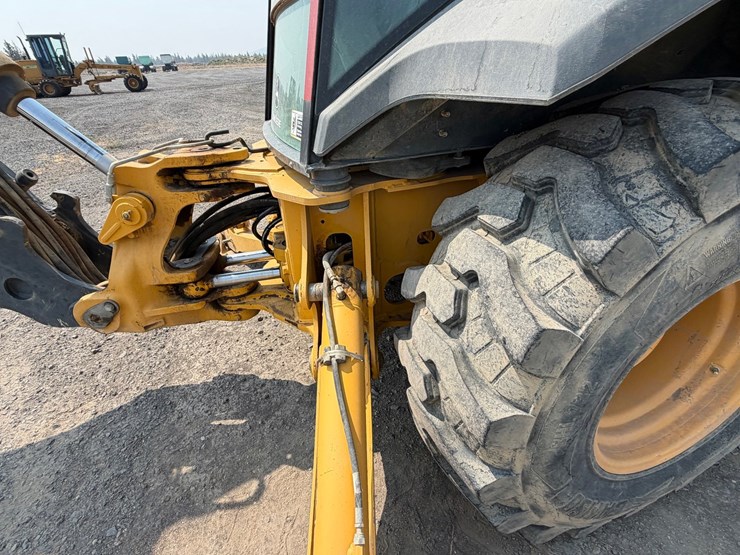 2016-deere-410l-image-31