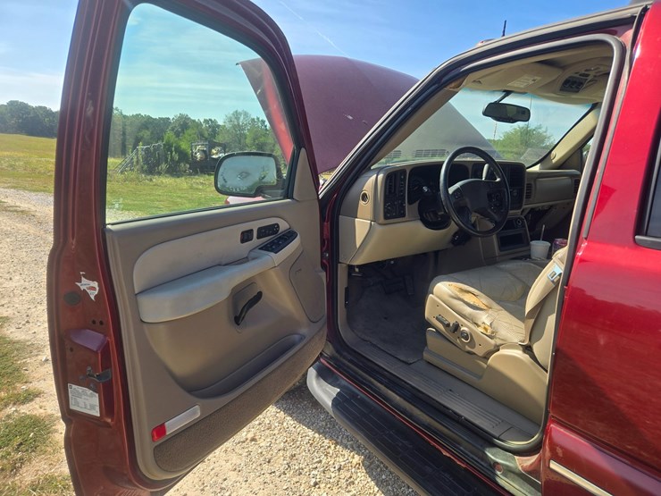 2003-chevrolet-suburban-image-29