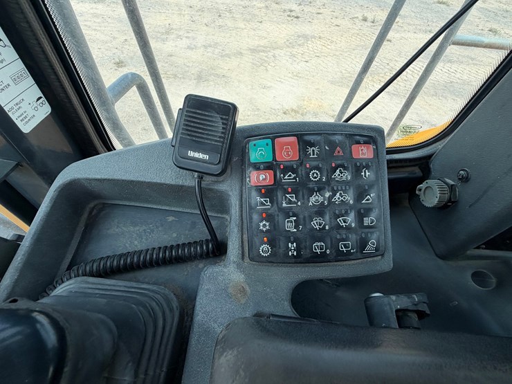 2019-deere-744k-image-78