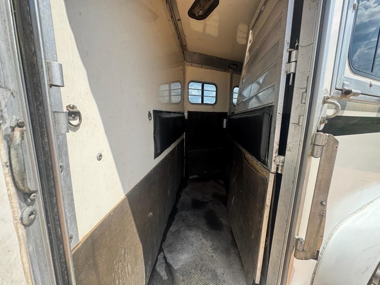 #8736-•-1996-hart-living-quarters-3-horse-trailer-image-16