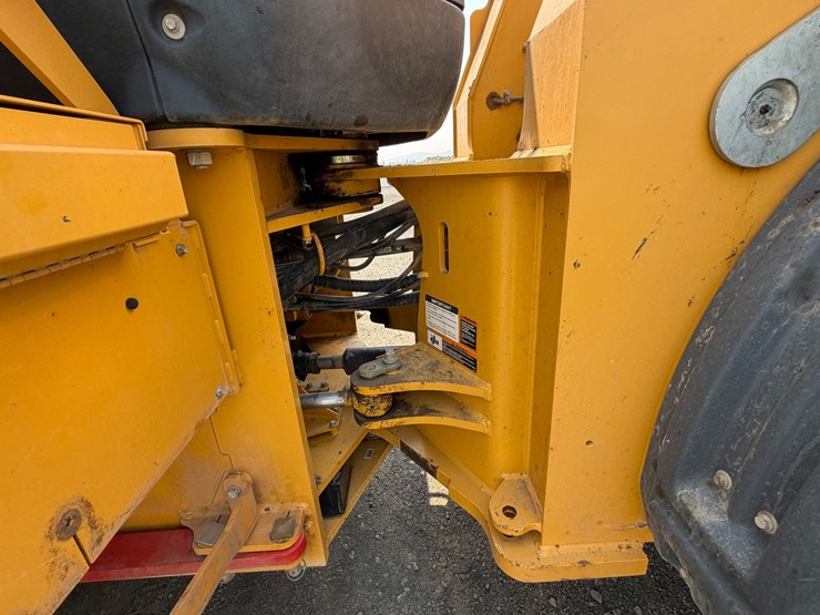 2019-deere-744k-image-31