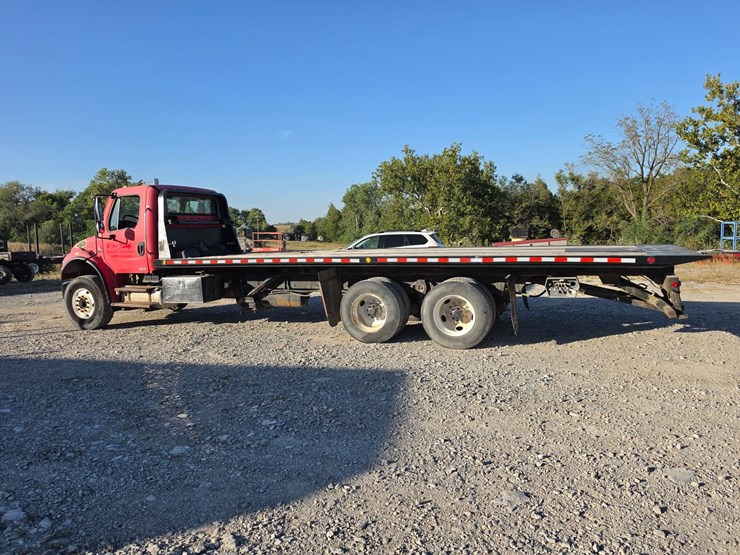 2006-freightliner-m2-106-image-7