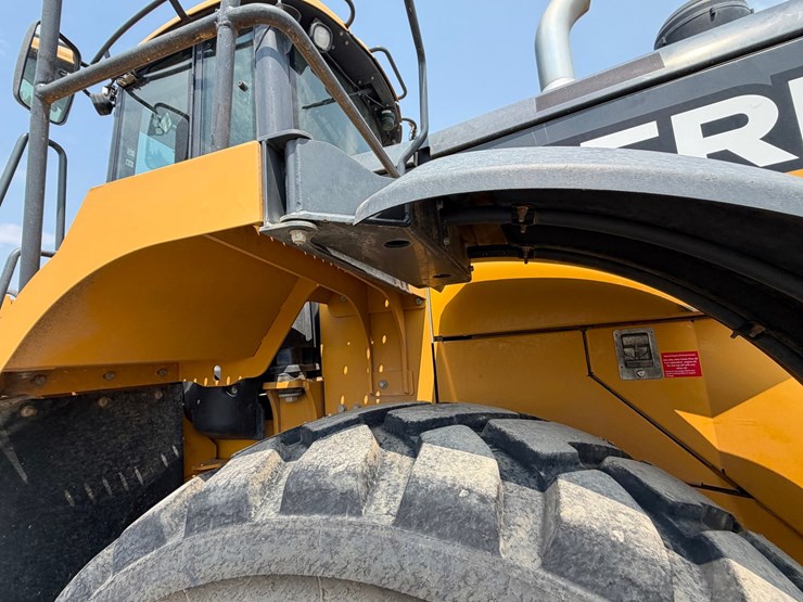 2019-deere-744k-image-59