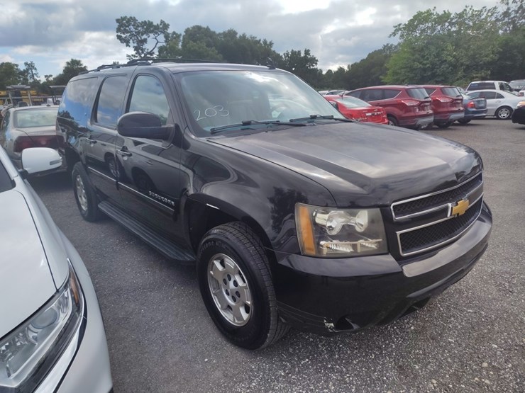 2012-chevrolet-suburban-image-1