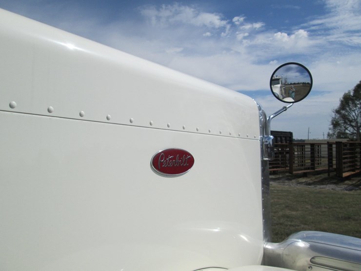 2018-peterbilt-389-image-16
