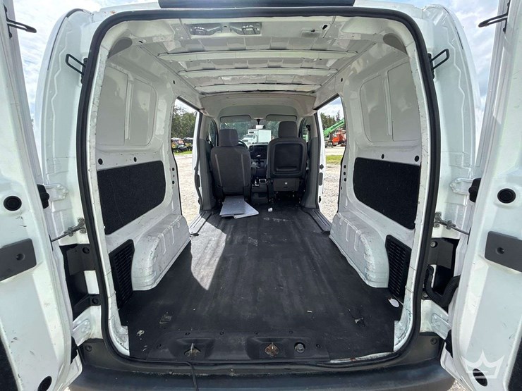 2014-nissan-nv200-image-12
