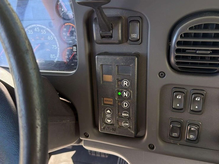 2016-freightliner-m2-112-t/a-day-cab-truck-tractor-image-8