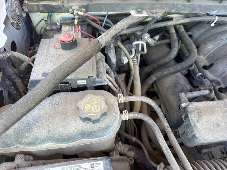 #1395-•-2019-chevrolet-silverado-4x4-pickup-truck-image-16