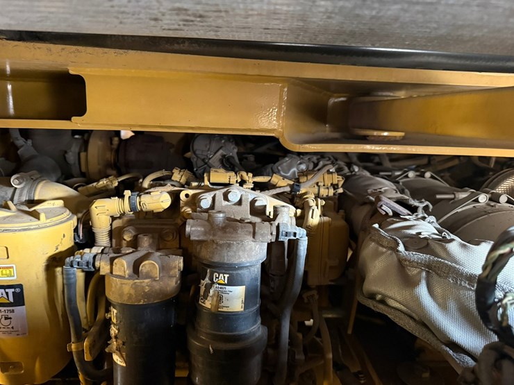 2015-caterpillar-cb66b-image-25