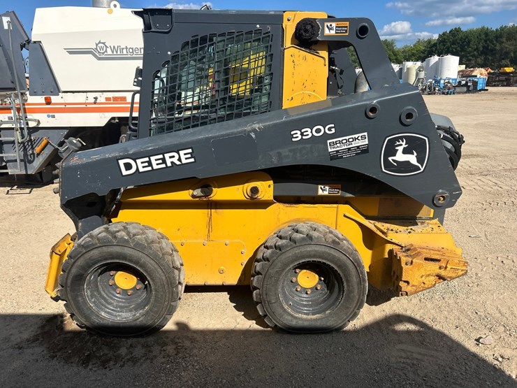 2021-deere-330g-image-2