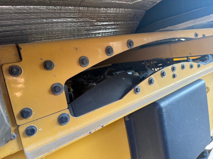 2015-caterpillar-cb66b-image-28