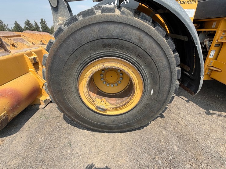 2019-deere-744k-image-86