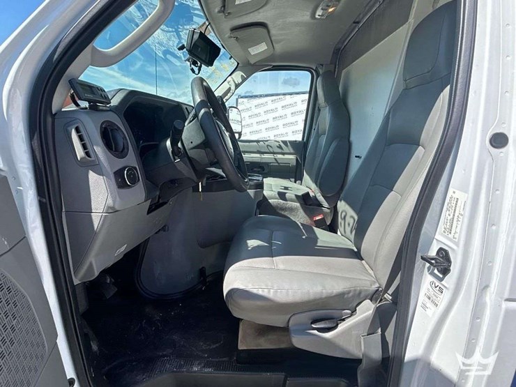 2023-ford-e350-image-21