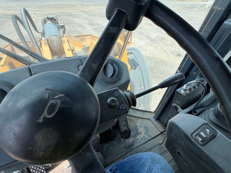 2019-deere-744k-image-85