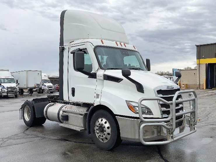 2021-freightliner-cascadia-116-image-1
