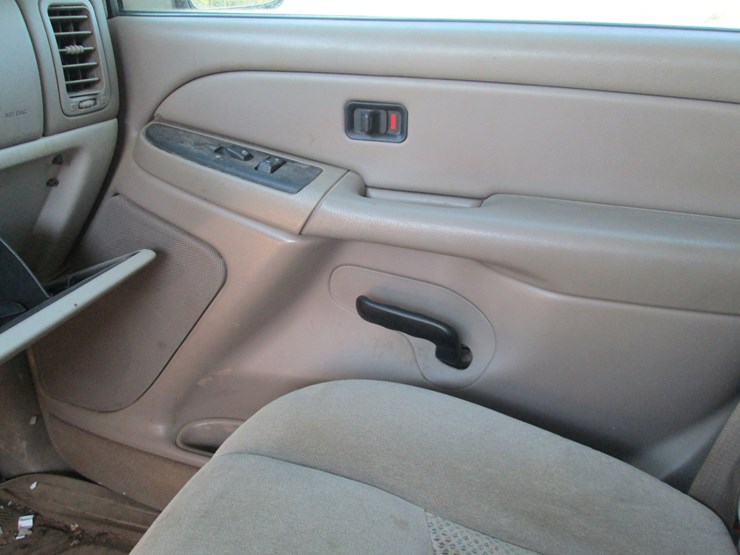 2004-chevrolet-tahoe-image-25