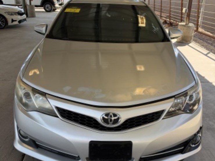 2014-toyota-camry-sdn-image-3