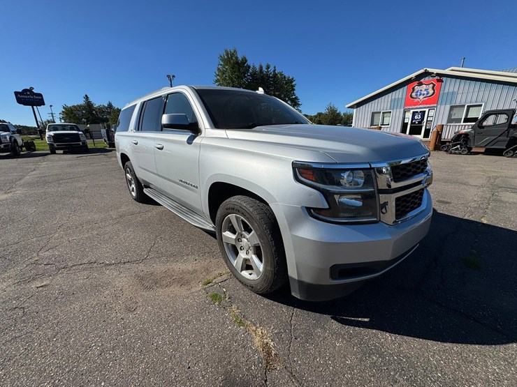 2017-chevrolet-suburban-image-6