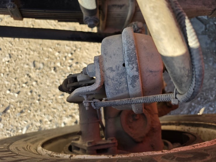 2006-freightliner-m2-106-image-25