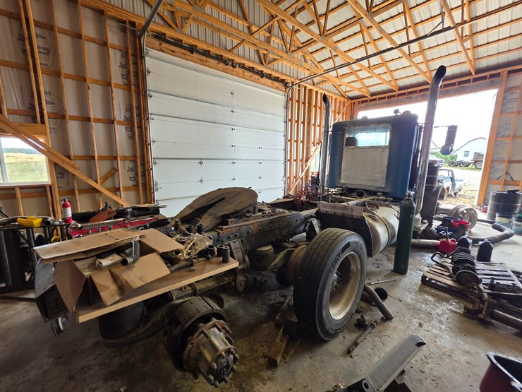 #25275-•-1980-peterbilt-359-day-cab-truck-image-7
