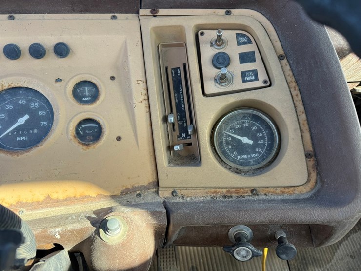 1983-ford-800-image-54