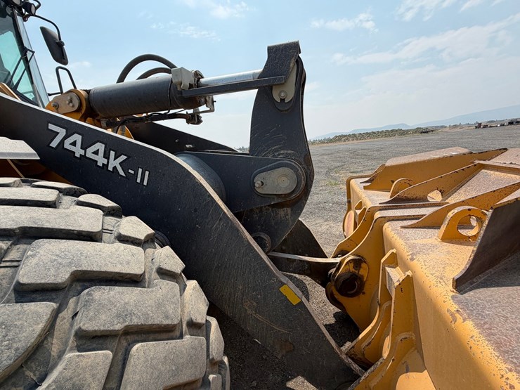 2019-deere-744k-image-24