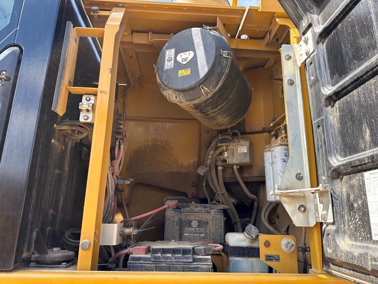2019-caterpillar-352f-image-76