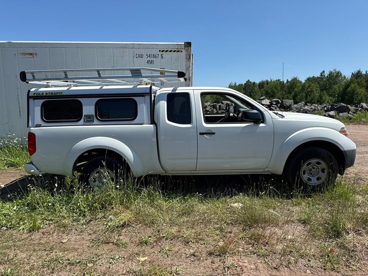 #1389-•-2017-nissan-pickup-truck-image-6
