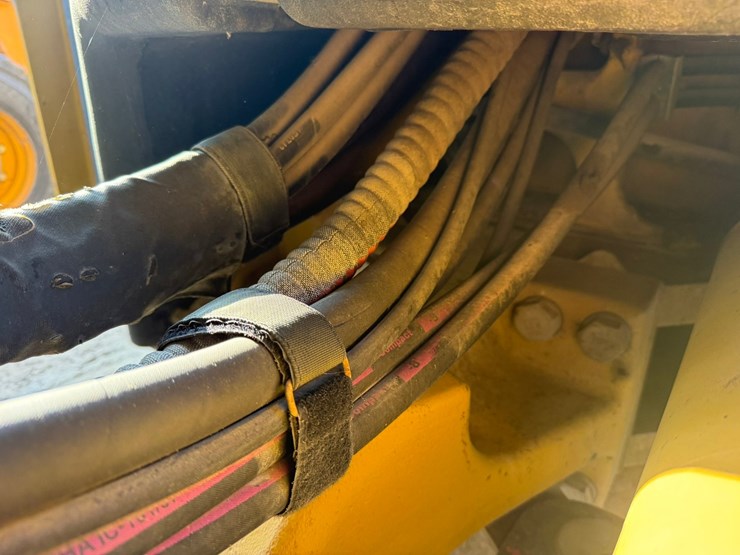 2015-caterpillar-cb66b-image-35