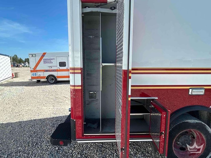 2016-freightliner-m2-106-image-34