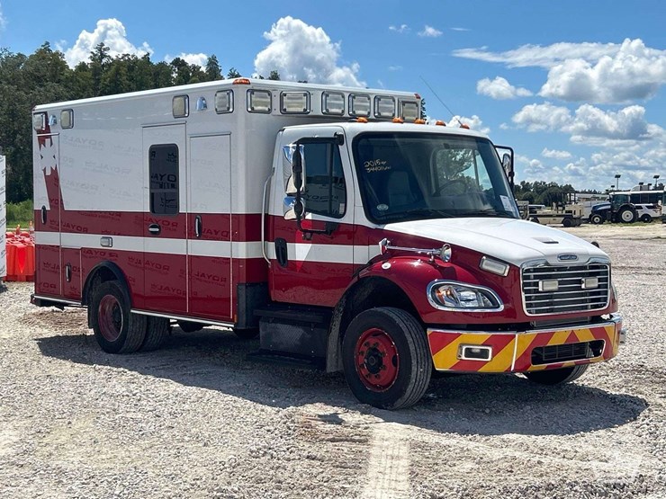 2015-freightliner-m2-106-image-2